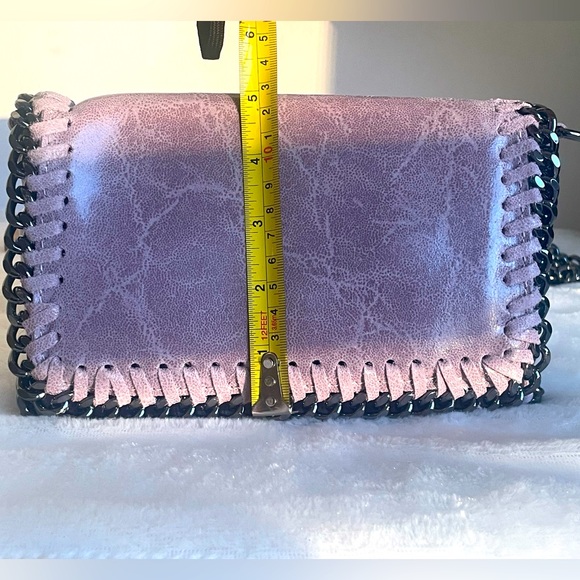 Borse In Pelle Made in Italy. Purple Leather Bag With Metal Trim and Chain - Picture 8 of 11